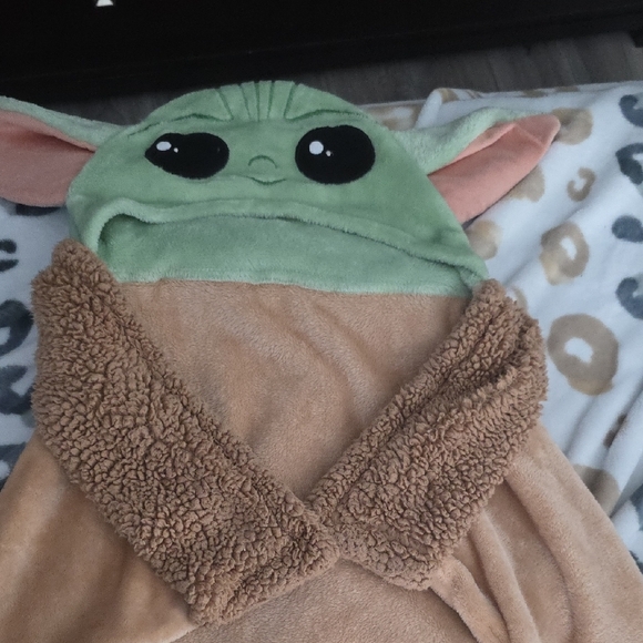 Grogu Baby Yoda Kids Hooded Blanket – Star Wars Cozy Fleece Throw - Picture 3 of 10